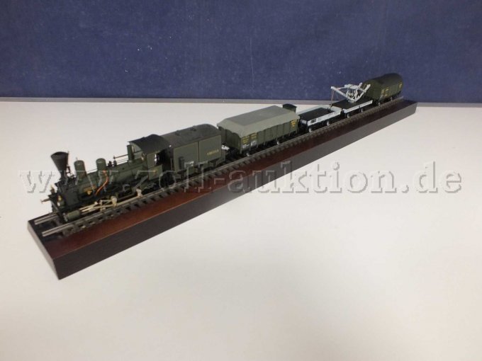 Seitliche Ansicht des Wagenset mit  Dampflokomotive