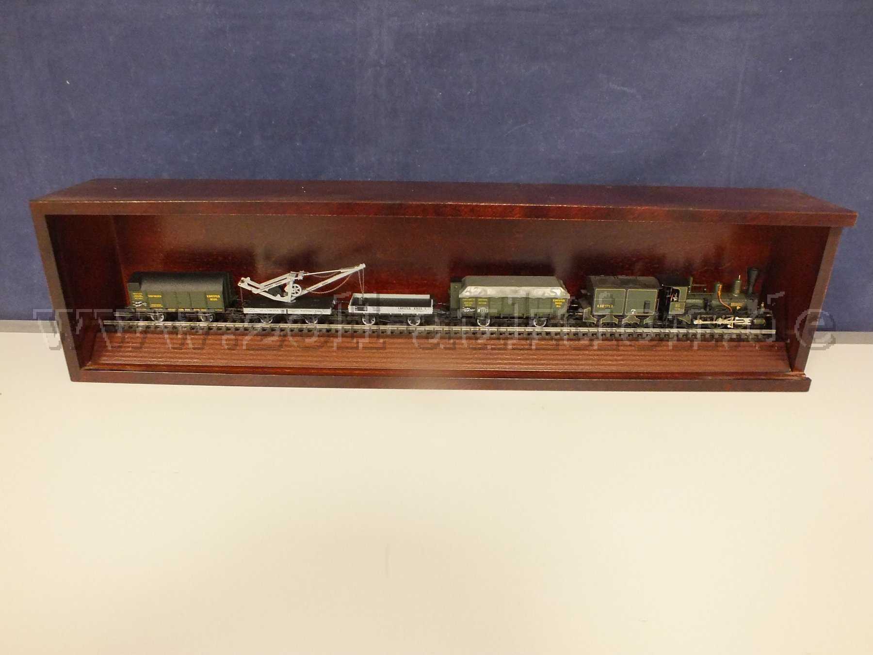 Gesamtansicht der Auktion Märklin 4897 Torf-Transport-Wagenset mit Märklin 3797 Dampflokomotive B VI Murnau im geöffneten Schaukasten