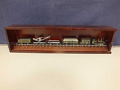 Gesamtansicht der Auktion Märklin 4897 Torf-Transport-Wagenset mit Märklin 3797 Dampflokomotive B VI Murnau im geöffneten Schaukasten