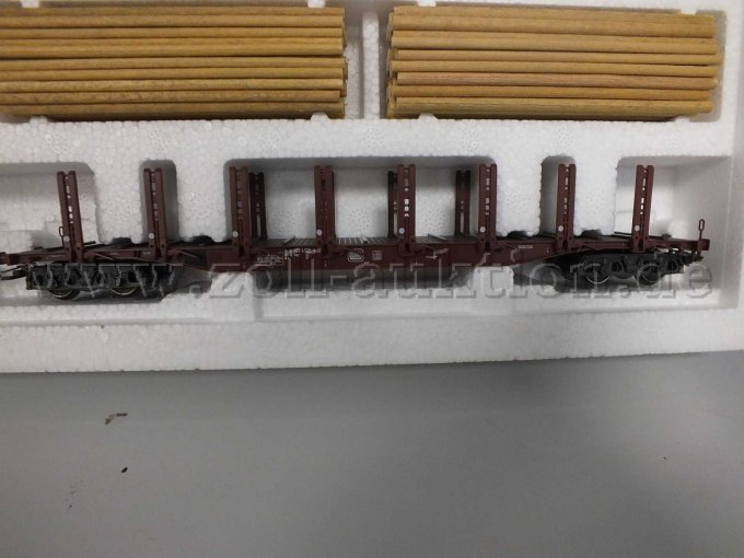 Detailaufnahme  Rungenwagen (31 80 472 4 026-8)Snps 719 der DB, beladen mit echtem Stammholz.