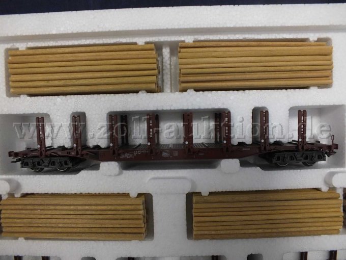 Detailaufnahme Rungenwagen (31 80 472 4073- 0)  Snps 719 der DB, beladen mit echtem Stammholz.