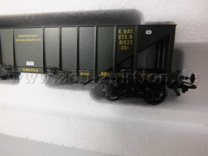 Seitliche Aufnahme des Kohlentrichterwagen in der Umverpackung