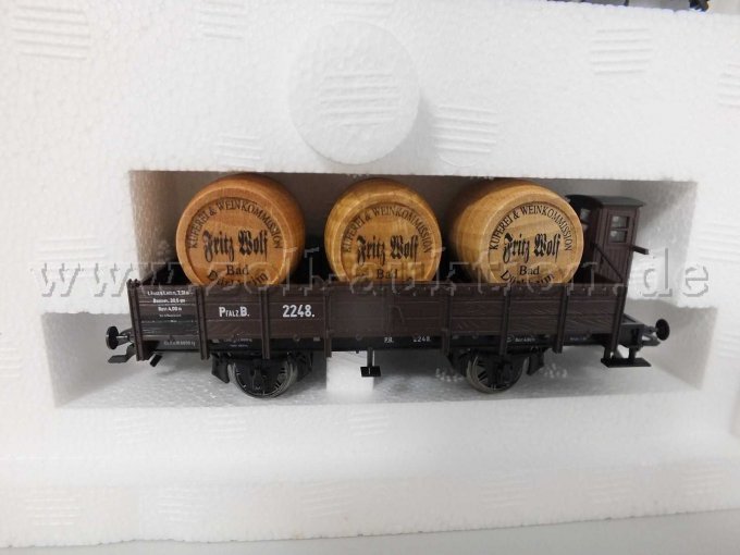 Detailaufnahme des Niederbordwagens mit Bremserhaus, beladen mit 3 Holzfässer mit der Betriebsnummer 2248 mit der Aufschrift Küferei und Weinkommission Fritz Wolf Bad Dürkheim.