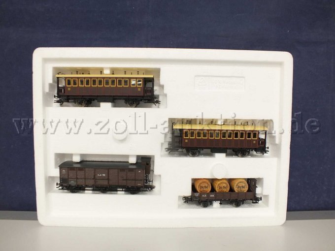 Aufnahme des Nebenbahnzugs in der geöffneten Umverpackung.