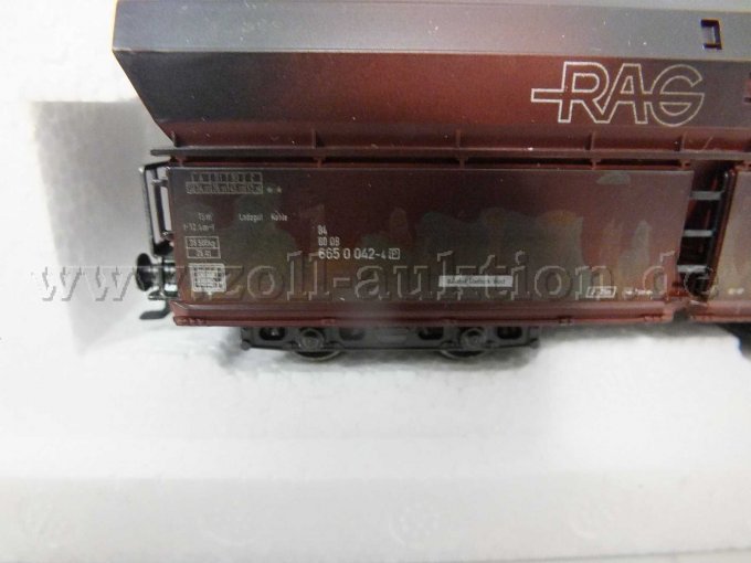 Detailaufnahme des Selbstentladewagen mit der Betriebsnummer 84 00 DB 665 0 042-4  und Aufschriften