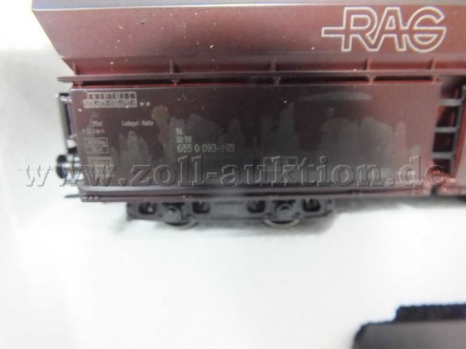 Detailaufnahme des Selbstentladewagen mit der Betriebsnummer 84 00 DB 665 0 093-7  und Aufschriften