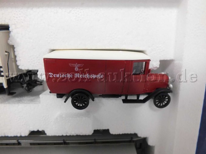 Detailaufnahme roter Post-LKW mit Guss-Gehäuse