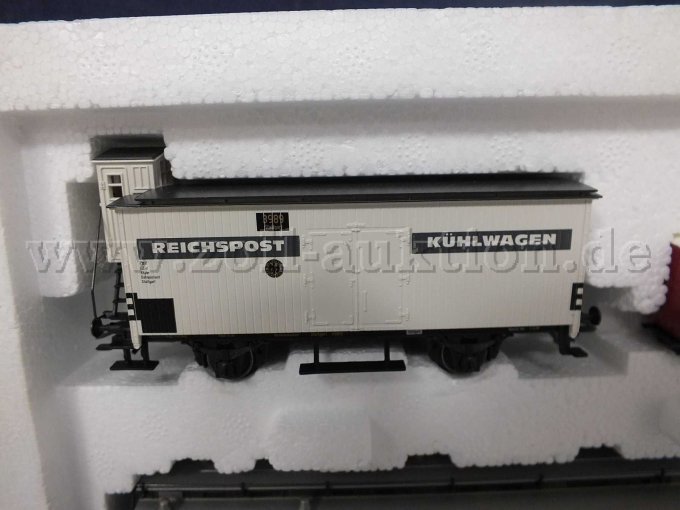 Detailaufnahme weisser Kühlwagen mit Bremserhaus mit Aufschrift REICHSPOST