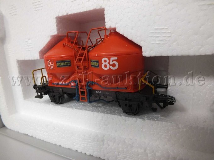 Seitliche Ansicht Wagon 85 mit
2 Endbühnen und obere Arbeitsplattform mit Aufstiegsleitern aus Metall. Angesetzte Rohrleitungen am Aufbau und unter dem Wagen