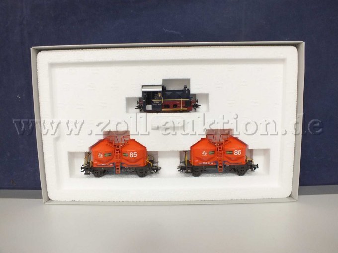 Detailaufnahme der Bauart Köf II mit offenem Führerhaus. Feinschüttgutwagen mit Doppelsilo und Bremserbühne, Typ Uc der WLE in geöffneter OVP.