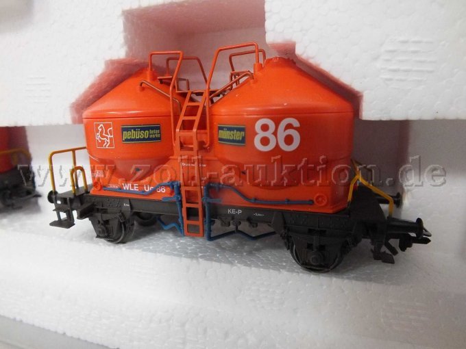 Seitliche Ansicht Wagon 86 mit
2 Endbühnen und obere Arbeitsplattform mit Aufstiegsleitern aus Metall. Angesetzte Rohrleitungen am Aufbau und unter dem Wagen