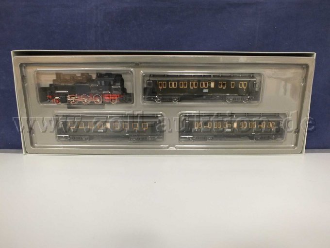 Dampflokomotive BR 75 der DRG  und 3 verschiedene Personenwagen in geöffneter Verpackung