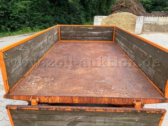 Offene Klappe hinten