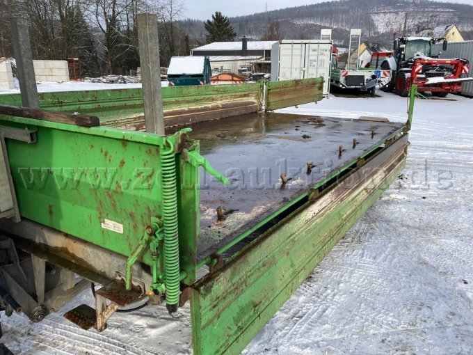 vorne links geöffnet