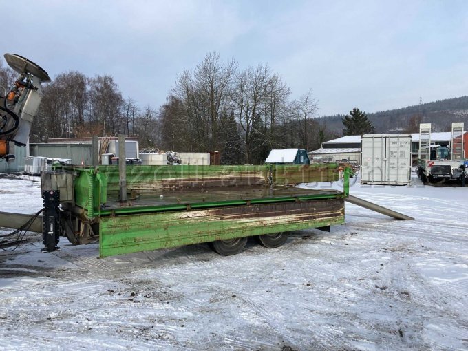 Anhänger mit Rampe geöffnet