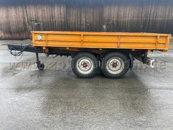 Kipper von linker Seite Kipper von linker Seite