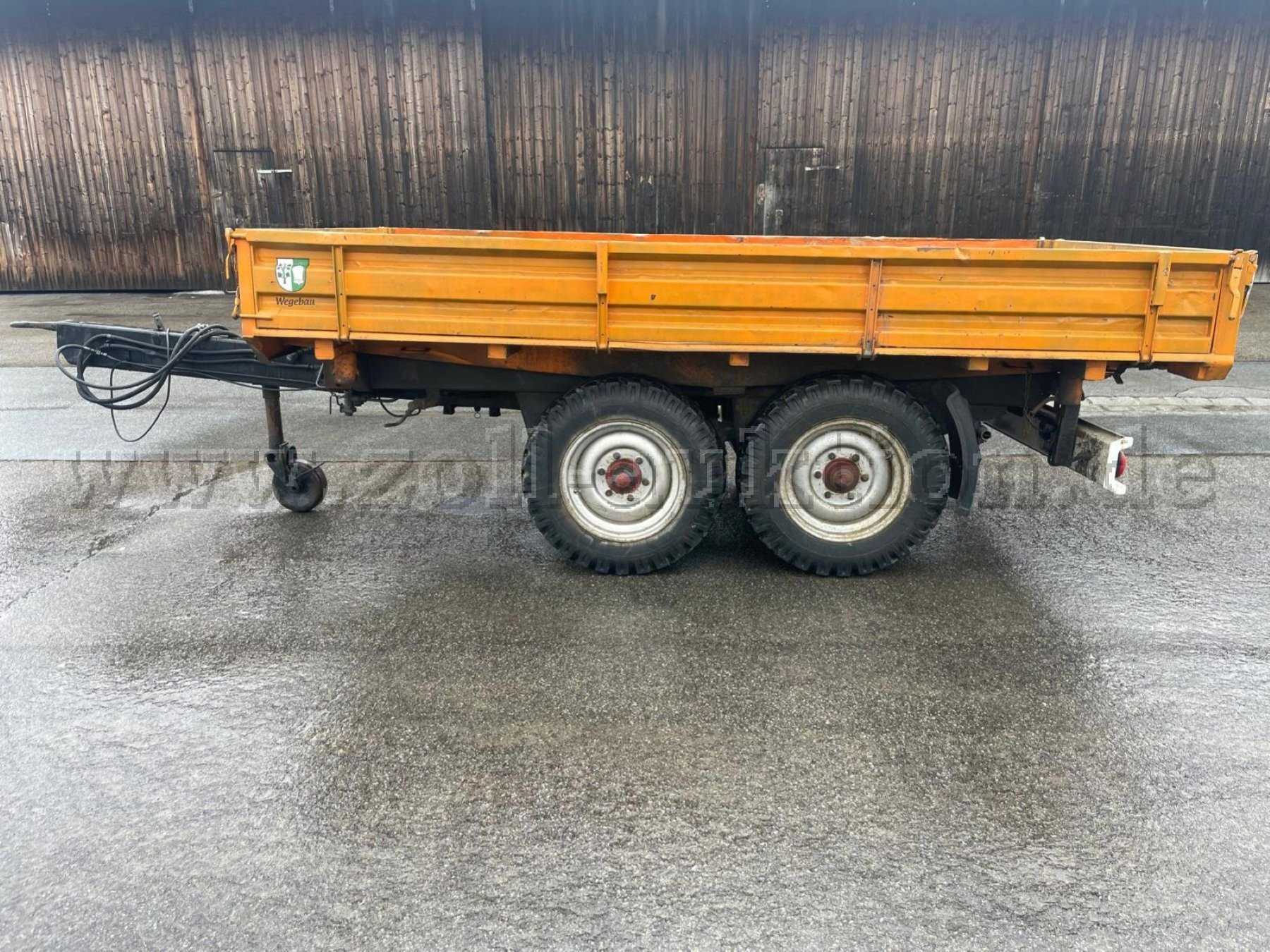 Kipper von linker Seite