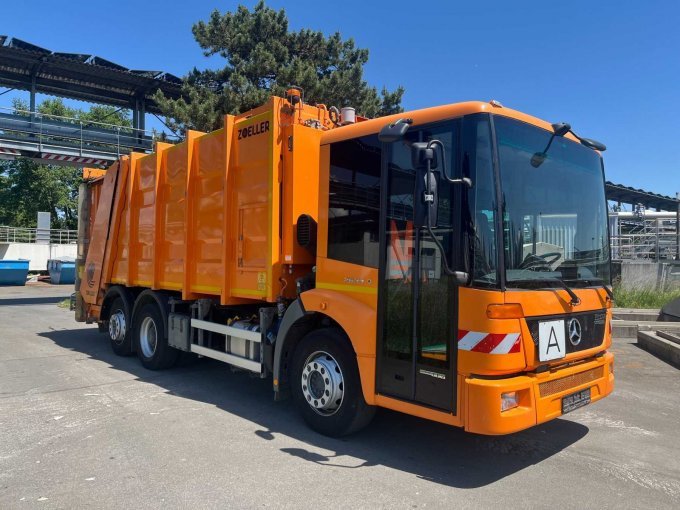 Front-Seitenansicht Mercedes-Benz Econic Müllwagen
