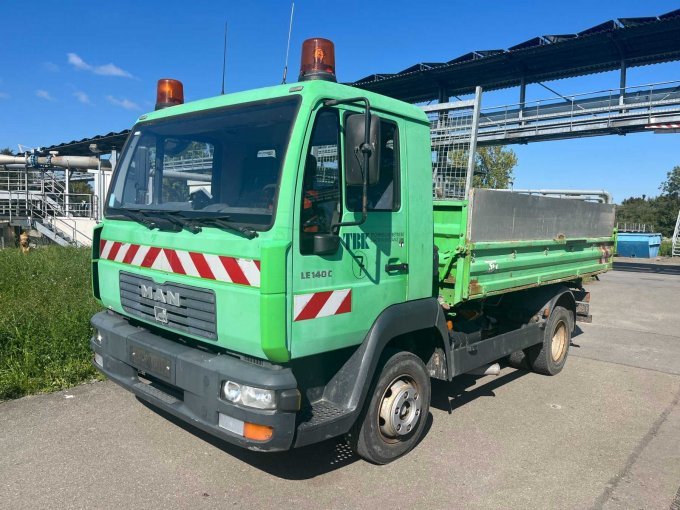 Front- und Seitenansicht Fahrerseite - MAN 7,5 Tonnen LKW Typ 8.145 mit 3-Seiten-Kipper-Aufbau Meiller Typ L2000