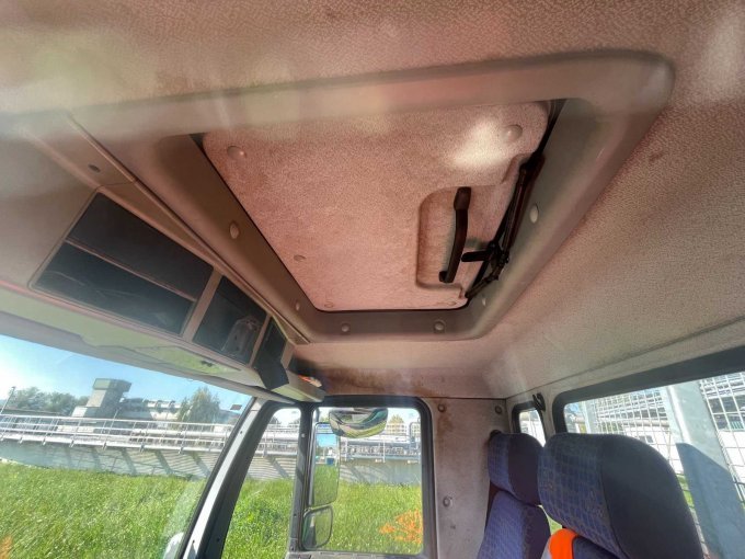 Dachluke in Fahrzeugkabine