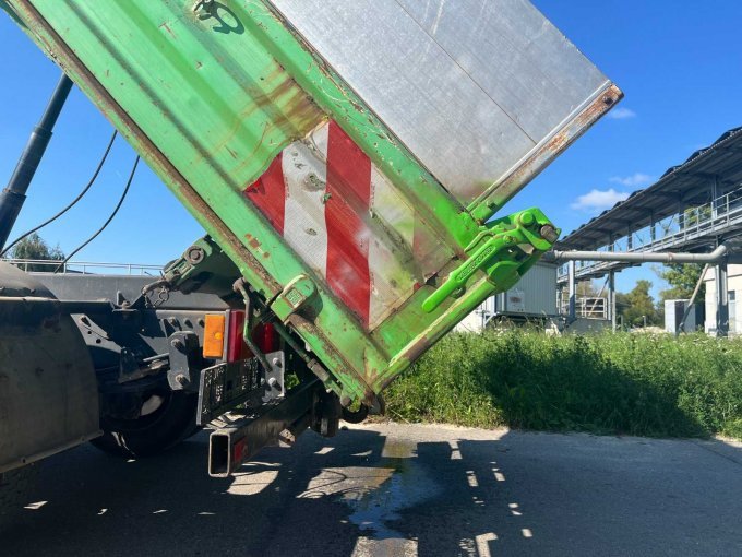 Heckladebordwand pendeln aufgehängt und zum abklappen