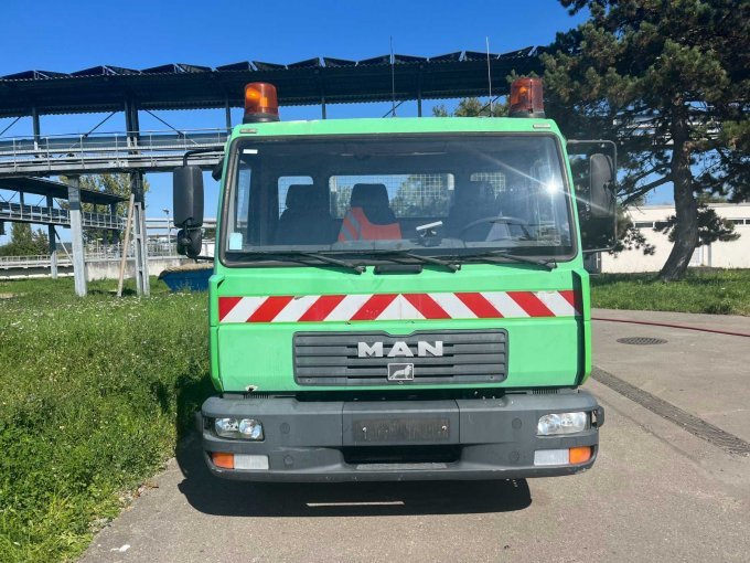 Frontansicht - MAN 7,5 Tonnen LKW Typ 8.145 mit 3-Seiten-Kipper-Aufbau Meiller Typ L2000