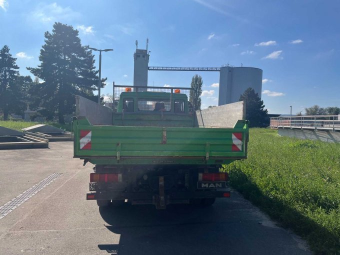 Heckansicht - MAN 7,5 Tonnen LKW Typ 8.145 mit 3-Seiten-Kipper-Aufbau Meiller Typ L2000