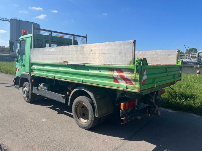 Kipperpritsche mit Aufbau - Fahrerseite - MAN 7,5 Tonnen LKW Typ 8.145 mit 3-Seiten-Kipper-Aufbau Meiller Typ L2000