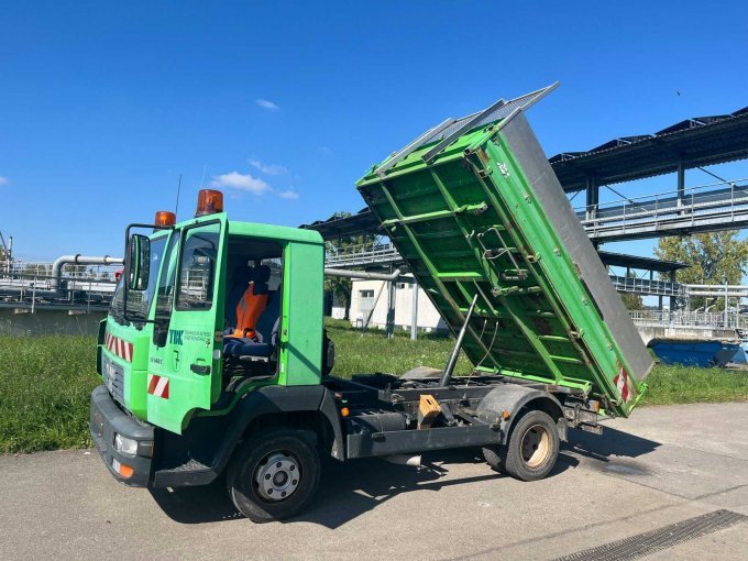 Fahrerseite - Kipperpritsche oben - MAN 7,5 Tonnen LKW Typ 8.145 mit 3-Seiten-Kipper-Aufbau Meiller Typ L2000