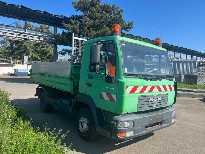 Front- und Seitenansicht Beifahrerseite MAN 7,5 Tonnen LKW Typ 8.145 mit 3-Seiten-Kipper-Aufbau Meiller Typ L2000