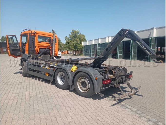 Fahrzeug von links hinten mit offenen Abrollkipper