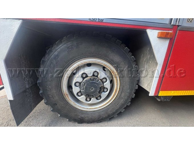 Rüstwagen Bereifung hinten Beifahrerseite