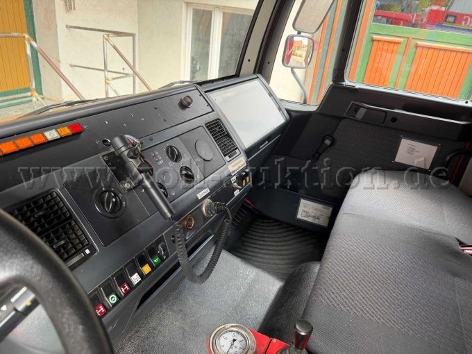 Rüstwagen Innenraum Blick von Fahrerseite 2