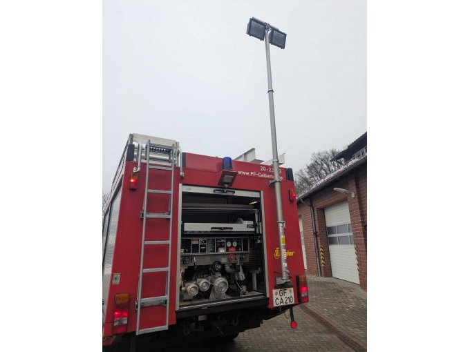 Heckansicht geöffnet mit Lichtmast