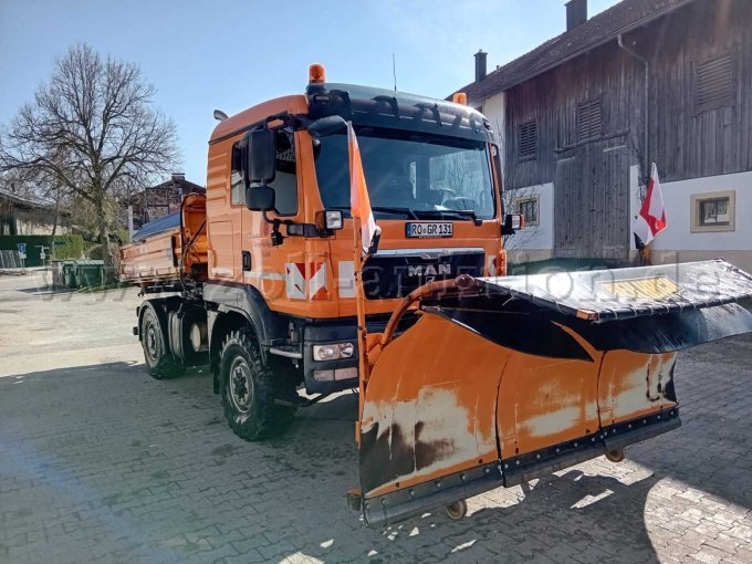 MAN LKW Front mit Schneepflug