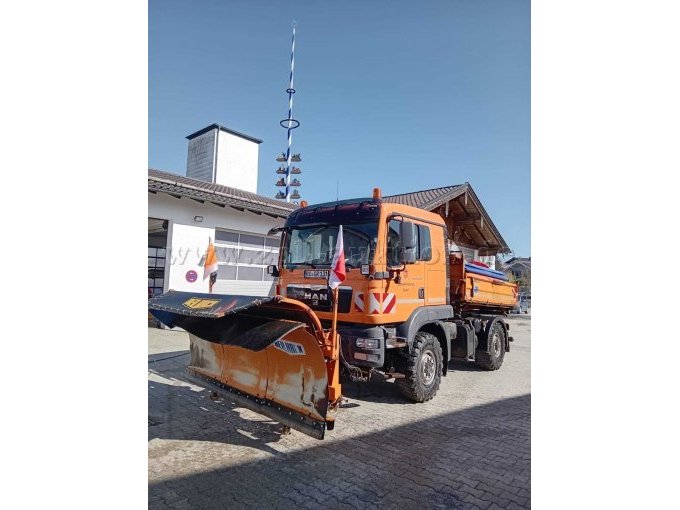 MAN LKW Front mit Schneepflug