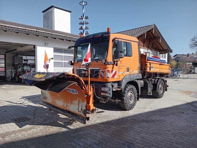 MAN LKW Front mit Schneepflug