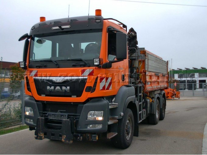 MAN - LKW Kipper off.Kasten- TGS 28.400 mit Hiab - Kran & Küpper Weisser Streuer - von vorne links