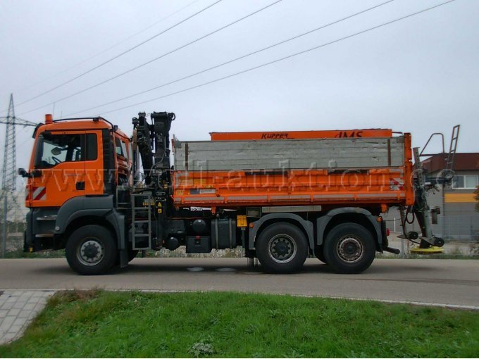 1 MAN-vrachtwagen met open laadbak – TGS 28.400 met Hiab-kraan en Küpper Weisser-strooier – foto 7 – kavel bij Zoll-Auktion, Neu-Ulm