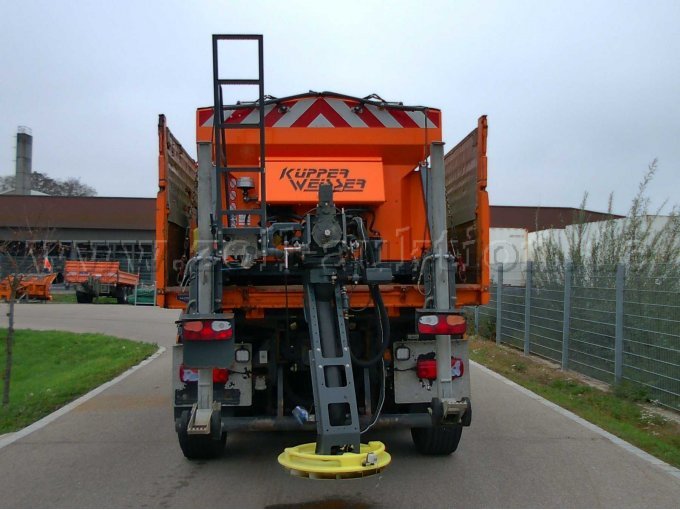 1 MAN-vrachtwagen met open laadbak – TGS 28.400 met Hiab-kraan en Küpper Weisser-strooier – foto 5 – kavel bij Zoll-Auktion, Neu-Ulm