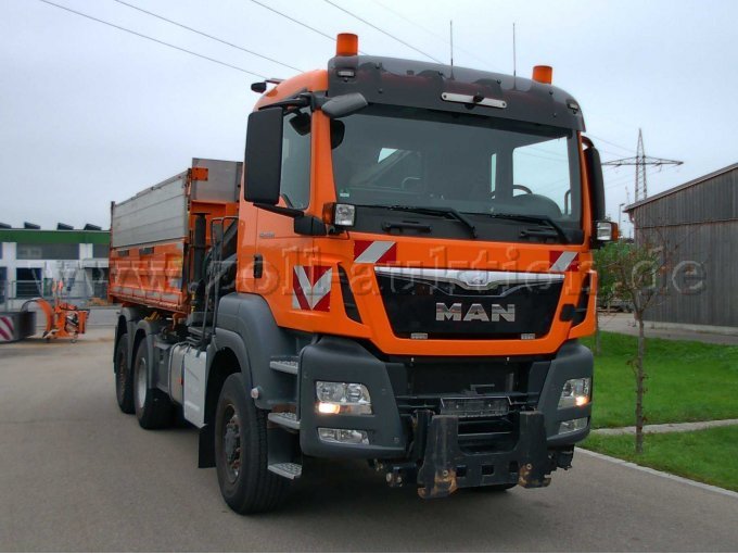 1 MAN-vrachtwagen met open laadbak – TGS 28.400 met Hiab-kraan en Küpper Weisser-strooier – foto 3 – kavel bij Zoll-Auktion, Neu-Ulm