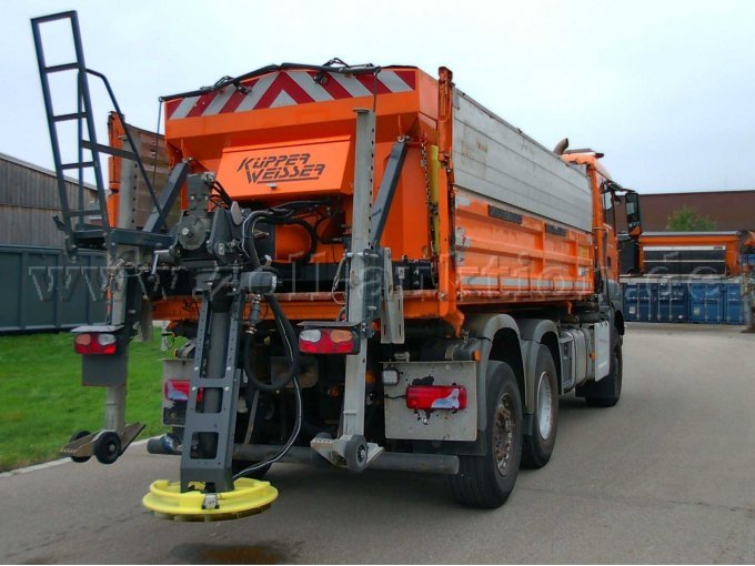 1 MAN-vrachtwagen met open laadbak – TGS 28.400 met Hiab-kraan en Küpper Weisser-strooier – foto 4 – kavel bij Zoll-Auktion, Neu-Ulm
