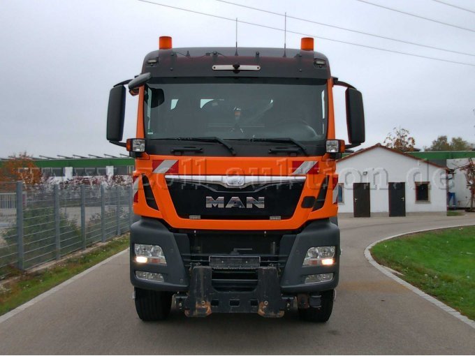 1 MAN-vrachtwagen met open laadbak – TGS 28.400 met Hiab-kraan en Küpper Weisser-strooier – foto 2 – kavel bij Zoll-Auktion, Neu-Ulm