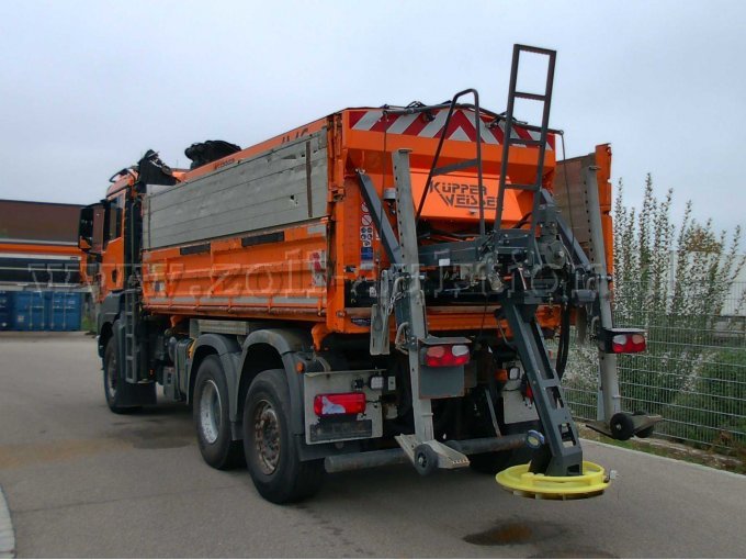 1 MAN-vrachtwagen met open laadbak – TGS 28.400 met Hiab-kraan en Küpper Weisser-strooier – foto 6 – kavel bij Zoll-Auktion, Neu-Ulm