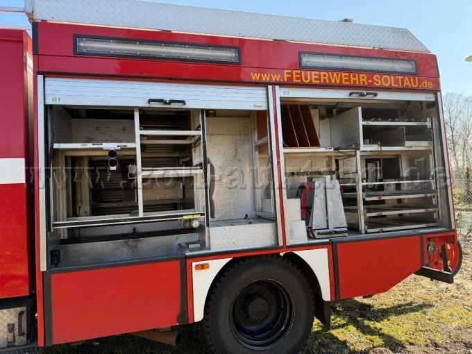 Seitenansicht links, Rolltore geöffnet