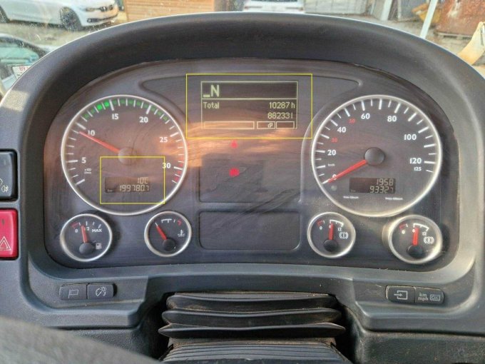 Kombiinstrument mit Laufleistung und Betriebsstunden