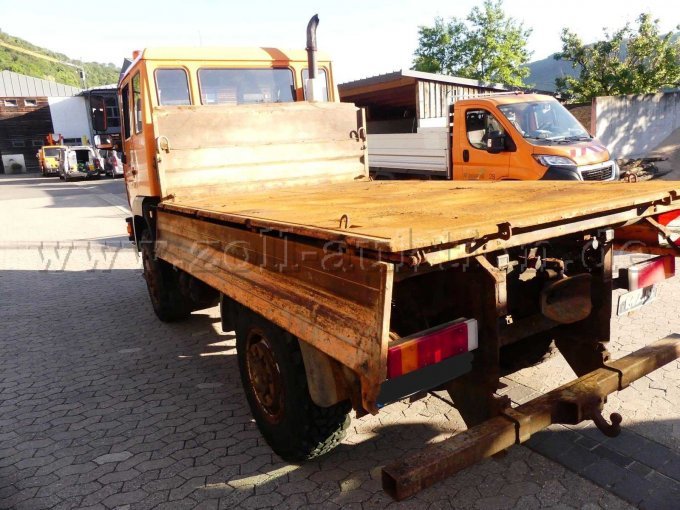 Ladefläche und Fahrzeug von links.