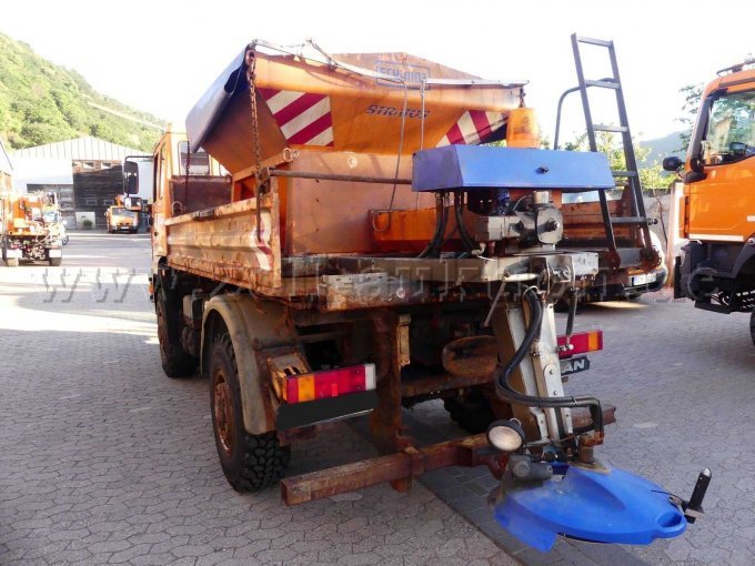 Fahrzeug mit Streuer aus der Auktion