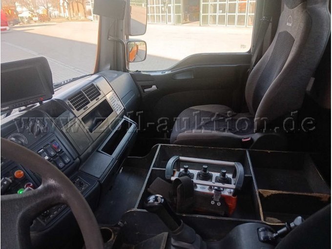 Fahrerkabine mit Holzkiste