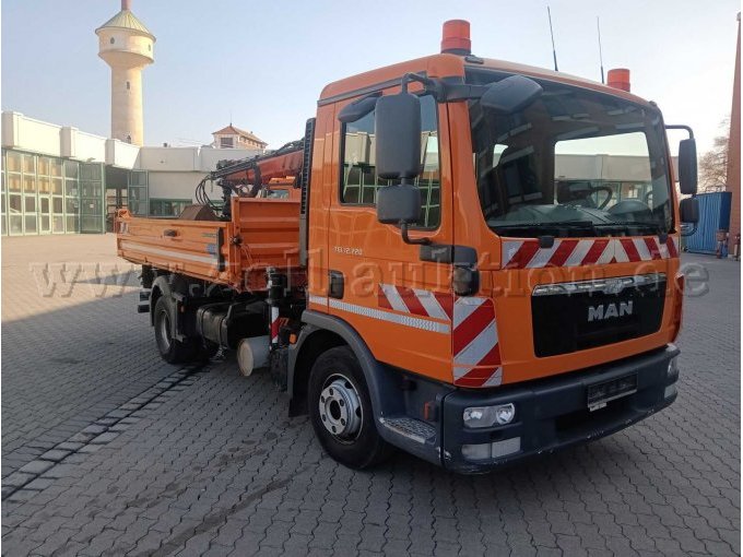 Fahrzeug von rechts vorn mit Lackschäden und Kratzern am Einstiegskasten
